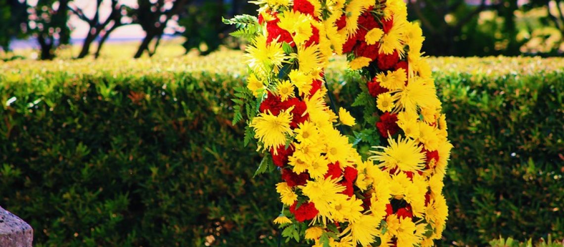 Entrega de coroa de flores para o Cemitério Parque das Cerejeiras - Avenida Parque das Cerejeiras, 300